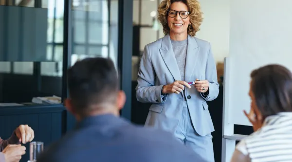 CIO advisory consultant presenting to team