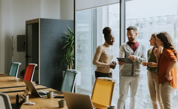 Colleagues discussing AI literacy