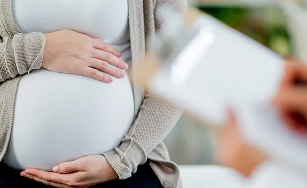 Pregnant woman with IVF specialist